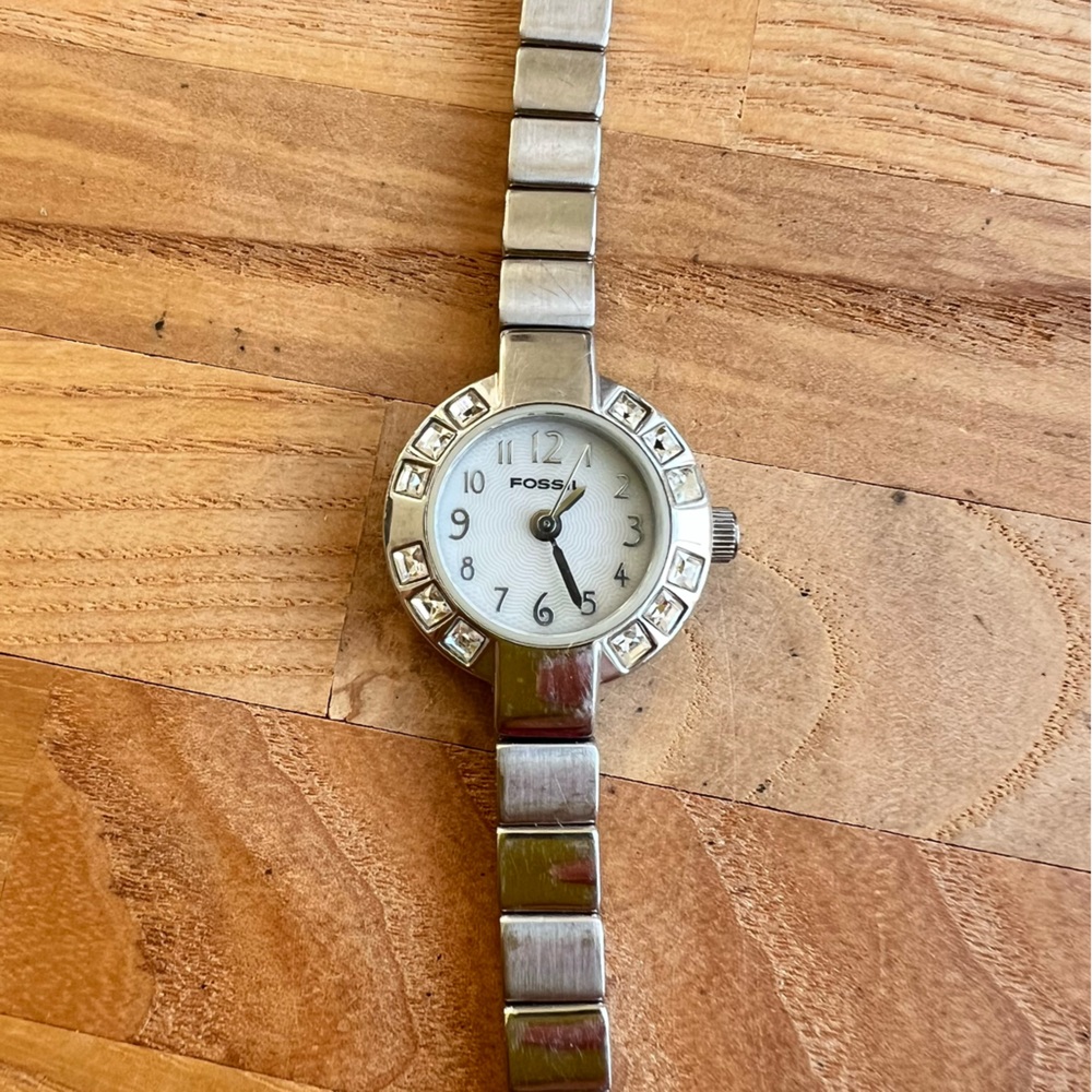 Fossil ladies dainty silver tone bracelet watch NEW BATTERY